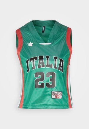Maglia da basket verde con la scritta "ITALIA" e il numero "23" in nero. Accenti rossi sulle spalle, dettaglio di stella bianca e patch del logo.