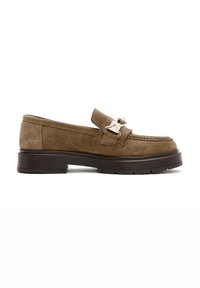 Mocassino in suede marrone con accentuazione metallica decorativa, punta arrotondata e suola in gomma spessa. Presenta dettagli di cucitura lungo la parte superiore.