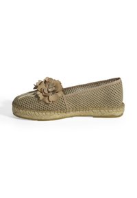 Bruine mesh ballerina met een gevlochten jute zool. Heeft een decoratieve bloemenaccent aan de voorkant en een kernachtige textuur door het hele oppervlak.