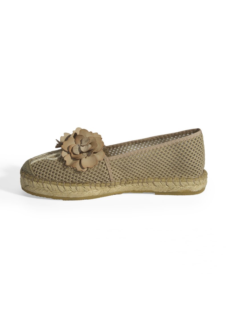 Bruine mesh ballerina met een gevlochten jute zool. Heeft een decoratieve bloemenaccent aan de voorkant en een kernachtige textuur door het hele oppervlak.