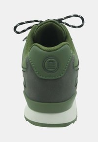Sneaker verde scuro con una finitura testurizzata, lacci a righe bianchi e neri e colletto imbottito. Caratterizzato da un logo sul tallone e una suola bianca.