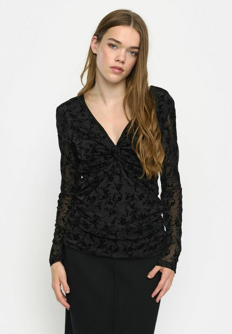 Schwarzes Langarmoberteil mit V-Ausschnitt, ausgestattet mit einem gerafften Design und floralem Muster. Hergestellt aus einem durchsichtigen Material mit schichtartigen Akzenten.