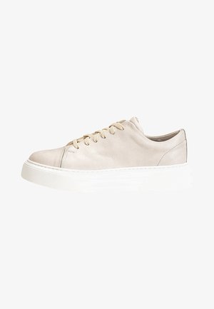 Beige Leder Sneaker mit flachen Schnürsenkeln, Gummisohle und strukturiertem weißen Laufsohle. Verfügt über eine abgerundete Zehenpartie und ein minimalistisches Design.
