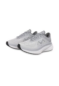Zapatillas de running grises con parte superior de malla transpirable, perforaciones para ventilación, media suela blanca acolchada y suela de goma negra para tracción.