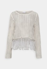 Sweter na szydełku w odcieniu beżowym, o skróconym kroju, z długimi rękawami i frędzlami na końcach. Posiada otwartą strukturę tkaniny na całej powierzchni.