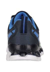 Blau und schwarze Sportschuhe mit einem Mesh-Obermaterial, gepolstertem Kragen und einer strukturierten Gummiaußensohle mit ausgeprägten Stollen für Traktion.