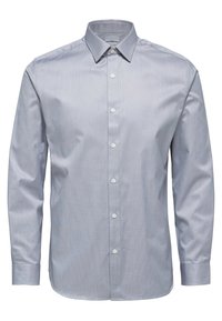 Ljusblå långärmad skjorta med knappar och spetsig krage, med ett subtilt randigt mönster och vanliga vita knappar, tillverkad av ett slätt tyg.