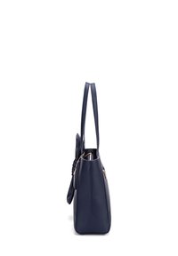 Borsa a tracolla in pelle blu navy con due manici lunghi, superficie testurizzata, chiusura con zip e dettaglio a nastro laterale. Forma rettangolare con un ampio interno.