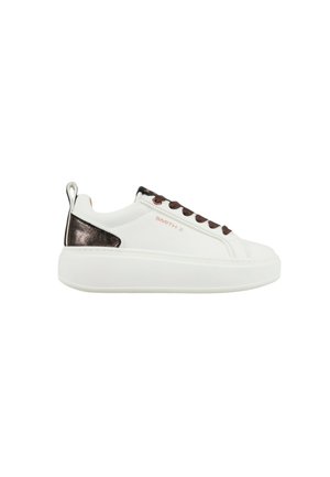 Witte lage sneaker met dikke zool, bruine veters, metallic bruine hielband en "SMITH X" branding aan de zijkant.