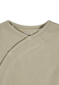 Helles beiges, geripptes Stoffhemd mit einem Überkreuzdesign und zwei Druckknöpfen an der Seite. Verfügt über einen sanften Ausschnitt und ein strukturiertes Muster.