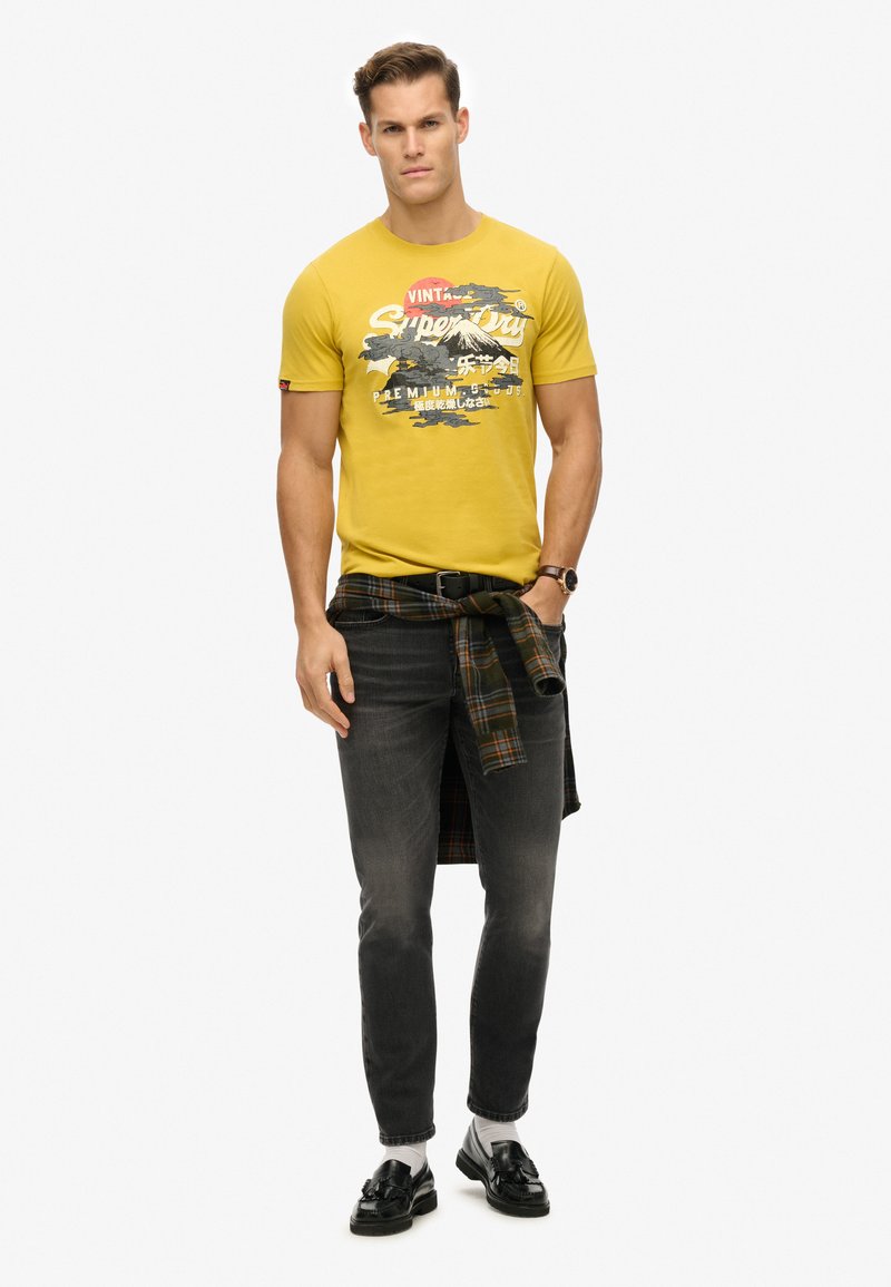 Camiseta Manga Corta Para Hombre Athletic Script Graphic Tee