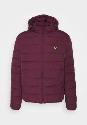 Jachetă puffer bordo cu fermoar frontal, glugă și model matlasat orizontal. Prezintă un mic logo galben pe pieptul stâng și buzunare pe laterale.