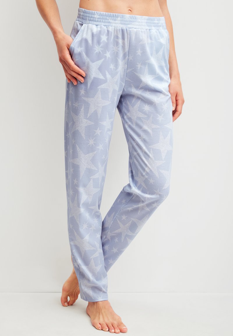 Lichtblauwe pyjamabroek met een sterrenpatroon, voorzien van een elastische tailleband en zijzakken, gemaakt van een zachte, gladde stof.