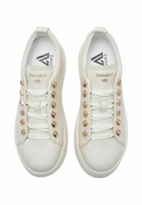 Sneakers bianchi realizzati in pelle testurizzata, con borchie esagonali color oro lungo i lati, lacci bianchi piatti e solettine personalizzate.