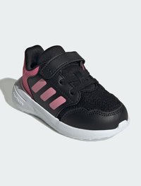 Černé sportovní boty s růžovými akcenty, textilní a syntetický svršek, zavazování na tkaničky a suchý zip, a bílá gumová podrážka.