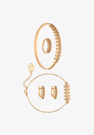Sieradenset in goudtint met een armband, ring en oorbellen met getextureerde spikes en ingelegde edelstenen, met een strak ontwerp.