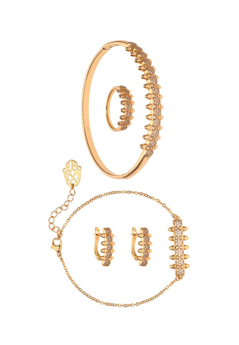 Smykkesæt i guldbelagt tone bestående af armbånd, ring og øreringe med teksturerede spidser og indlejrede ædelsten, der fremviser et elegant design.
