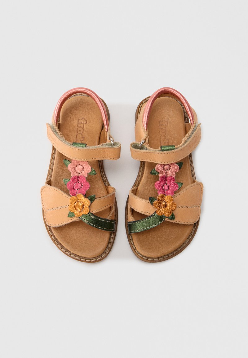 Sandales en cuir fauve avec broderie florale en rose, orange et vert. Dotées de brides réglables et d'une semelle plate avec des coutures décoratives.