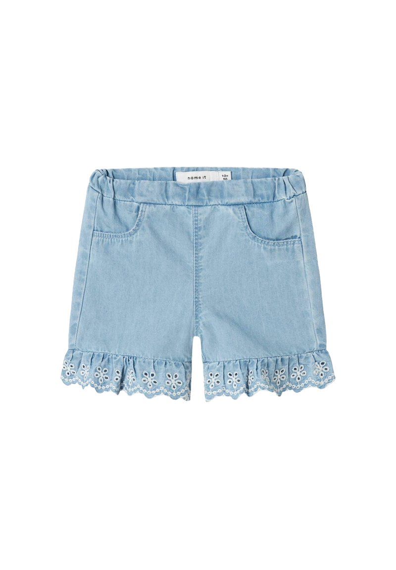 Ljust blå denimshorts med volangkant, prydda med vit blommig broderi, elastisk midja och två framfickor.
