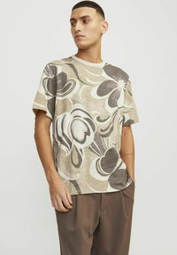 Jack & Jones PREMIUM ALL OVER RUNDHALS - T-shirt med print - travertine
