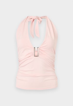 Ροζ ανοιχτόχρωμο τοπ με λαιμόκοψη halter σε σχήμα βαθιάς V, με ρυτιδωμένη μπροστινή όψη και ασημένια ορθογώνια αγκράφα στη μέση.