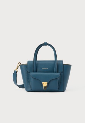 Sac à main en cuir bleu foncé à forme structurée, avec deux poignées supérieures, une bandoulière amovible et une quincaillerie dorée. Comprend une poche avant à rabat.
