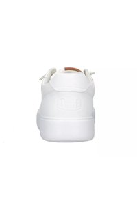 Sneaker bianco caratterizzato da un materiale in pelle liscia, forma arrotondata, design tradizionale con lacci e un logo goffrato discreto sul tallone.