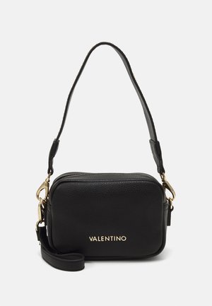 Czarna skórzana torebka Valentino na ramię z złotymi akcentami, prostokątnym kształtem, zamkiem błyskawicznym i regulowanym paskiem.