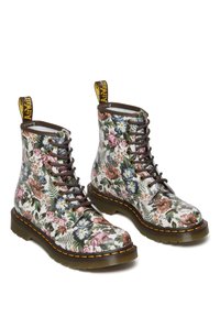 Paire de bottes montantes à lacets avec imprimé floral multicolore, lacets marron, et semelles translucides marron avec coutures jaunes.