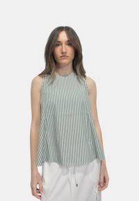 Top senza maniche a righe verde e bianco, presenta un collo alto e una silhouette ampia, realizzato in tessuto leggero.