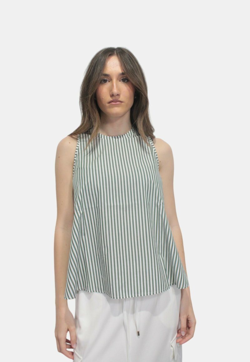 Top senza maniche a righe verde e bianco, presenta un collo alto e una silhouette ampia, realizzato in tessuto leggero.