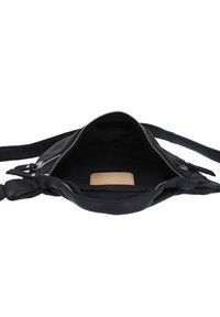 Borsa a tracolla nera in pelle con chiusura a zip, interno spazioso e etichetta in pelle color cuoio all'interno. Presenta un design con tracolla annodata.