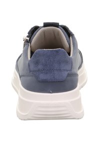 Dunkelblaue Sneaker mit einer strukturierten Wildlederferse, gepolstertem Kragen und weißer Gummi-Sohle. Verfügt über ein glattes Obermaterial aus Leder und ein Netzfutter.