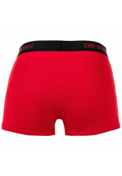 Boxers en coton rouges avec une taille élastique noire portant le logo "Emporio Armani". Texture lisse, coupe mi-haute et sans motifs visibles.