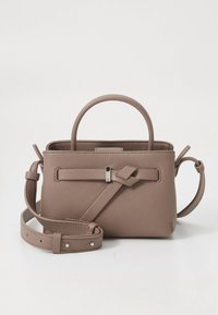 Mazs brūns ādas somiņa ar reljefveida virsmu, kurai ir mezgla dizains un noņemams siksniņa. Komplektā ietilpst sudrabota metāla akcenta detaļa.