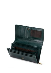 Portefeuille en cuir vert avec une finition lisse, plusieurs emplacements pour cartes, deux compartiments zippés et une fermeture à pression. L'intérieur est doublé de tissu marron.