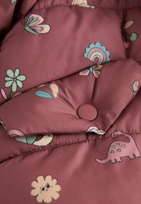 Bordeauxfarbene, gesteppte Stoffjacke mit verspielten Motiven von Blumen, Schmetterlingen und Dinosauriern, rundem Knopfverschluss und glatter Textur.