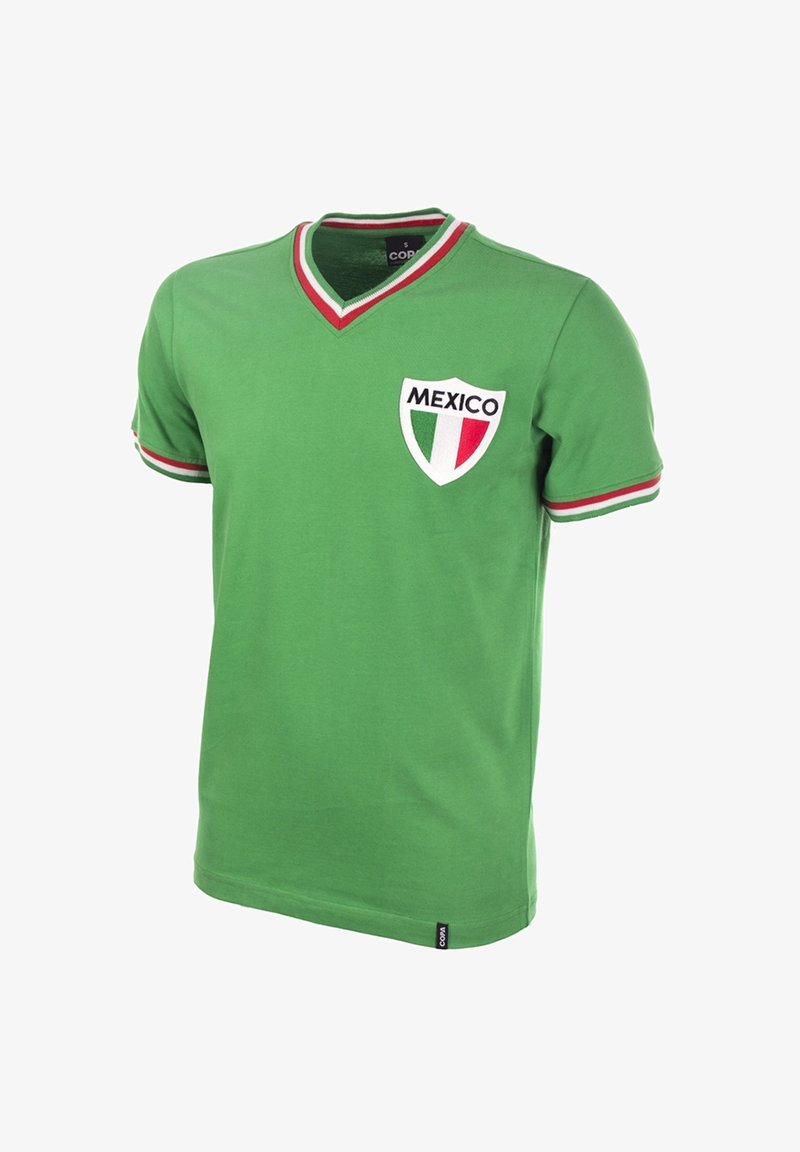 T-shirt en coton vert avec un col en V, comportant des accents rayés rouge et blanc sur les manches et un logo écusson "MEXIQUE" brodé.