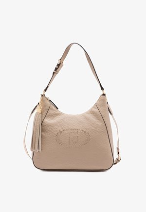 Beige leren schoudertas met verstelbare riem, decoratieve kwast aan de zijkant en een geperst cirkelpatroon aan de voorkant.