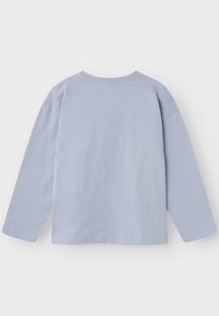 Helle blaue Langarm-T-Shirt aus Baumwolle. Mit Rundhalsausschnitt, lockerer Passform und gesäumten Bündchen. Glatte, weiche Textur.