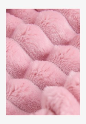 Rožnata plišasta tkanina z teksturirano, valovito površino, ki ima mehke, dvignjene izbokline. Material je videti puhast in vabljiv.