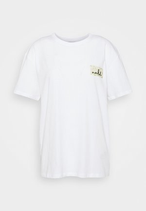 Witte T-shirt met korte mouwen en een ronde hals, met een kleine beige rechthoekige patch en zwarte cursieve tekst op het linkerborstgebied.