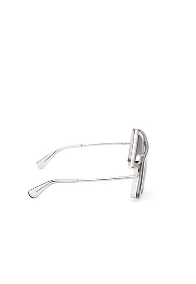 Gafas de sol con un elegante marco de metal plateado y lentes rectangulares. Las varillas son delgadas y ligeramente curvadas.