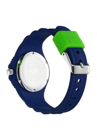 Montre en silicone bleue avec un boîtier arrière rond en acier inoxydable argenté, accent vert et bracelet ajustable. Elle dispose d'une fermeture à boucle ardillon.