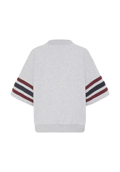 Bluză gri cu mâneci scurte, având un decolteu rotund, cu dungi orizontale căpșuni și bleumarin pe mâneci și un tiv cu nervuri.