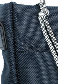 Borsa in tessuto blu navy con superficie texture, caratterizzata da un accento nero e una chiusura con cordino intrecciato nero e bianco.