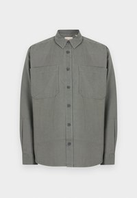 Γκρι πουκάμισο με κουμπιά από βαμβακερό μείγμα υφάσματος. Διαθέτει κλασικό γιακά, δύο τσέπες στο στήθος και μπροστινό κούμπωμα με κουμπιά.