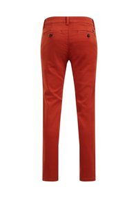 Röda bomullsblandade byxor med slim fit, utrustade med två bakfickor med svarta knappar och en mjuk textur.