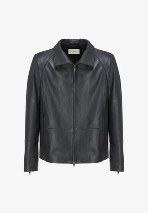 Czarna skórzana kurtka z przednim zamkiem błyskawicznym i szerokim kołnierzem. Posiada dwie boczne kieszenie oraz przeszycia na ramionach. Gładka tekstura.