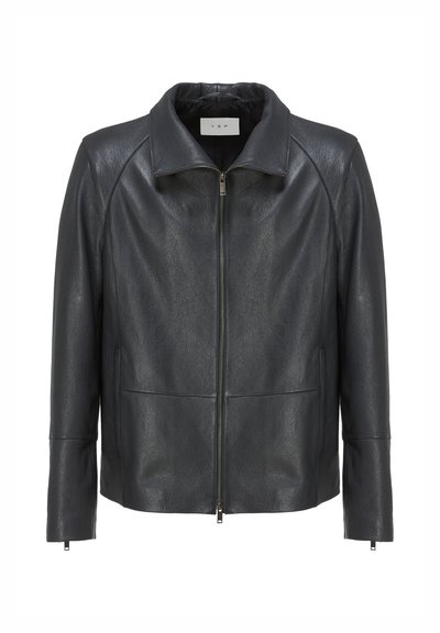 Schwarze Lederjacke mit Frontreißverschluss und weitem Kragen. Verfügt über zwei Seitentaschen und Nahtdetails auf den Schultern. Glatte Textur.